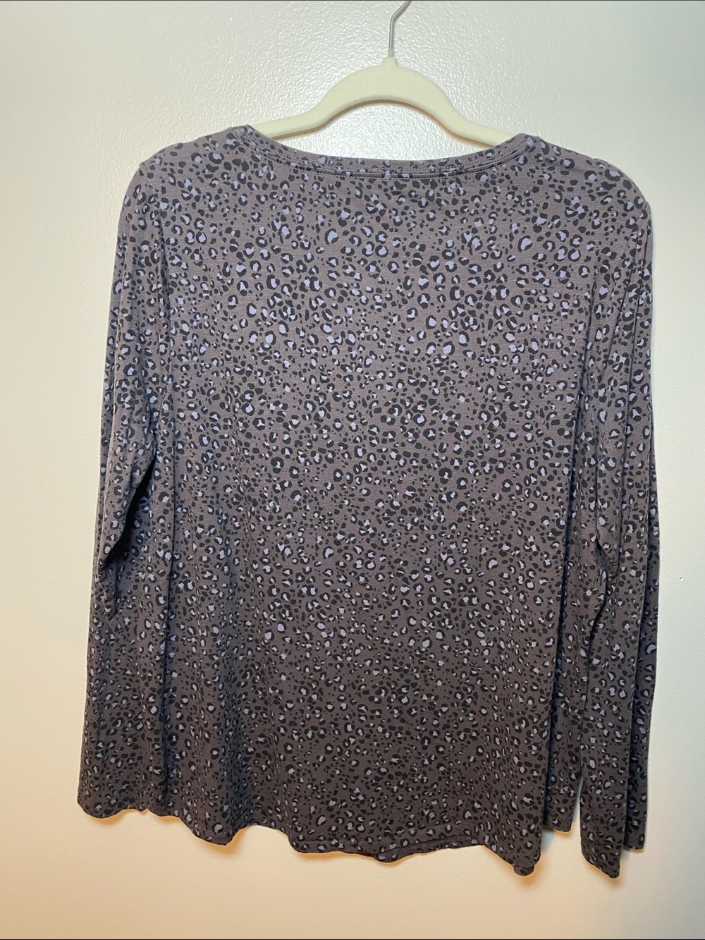 EVRI Women's Gray Leopard V-Neck Long Sleeve Top 0XL - Picture 4 of 5